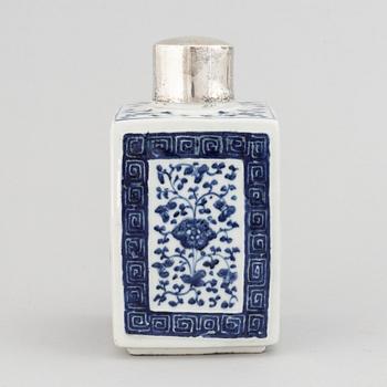 A blue and white export tea caddy, Qing dynasty, 18th century.