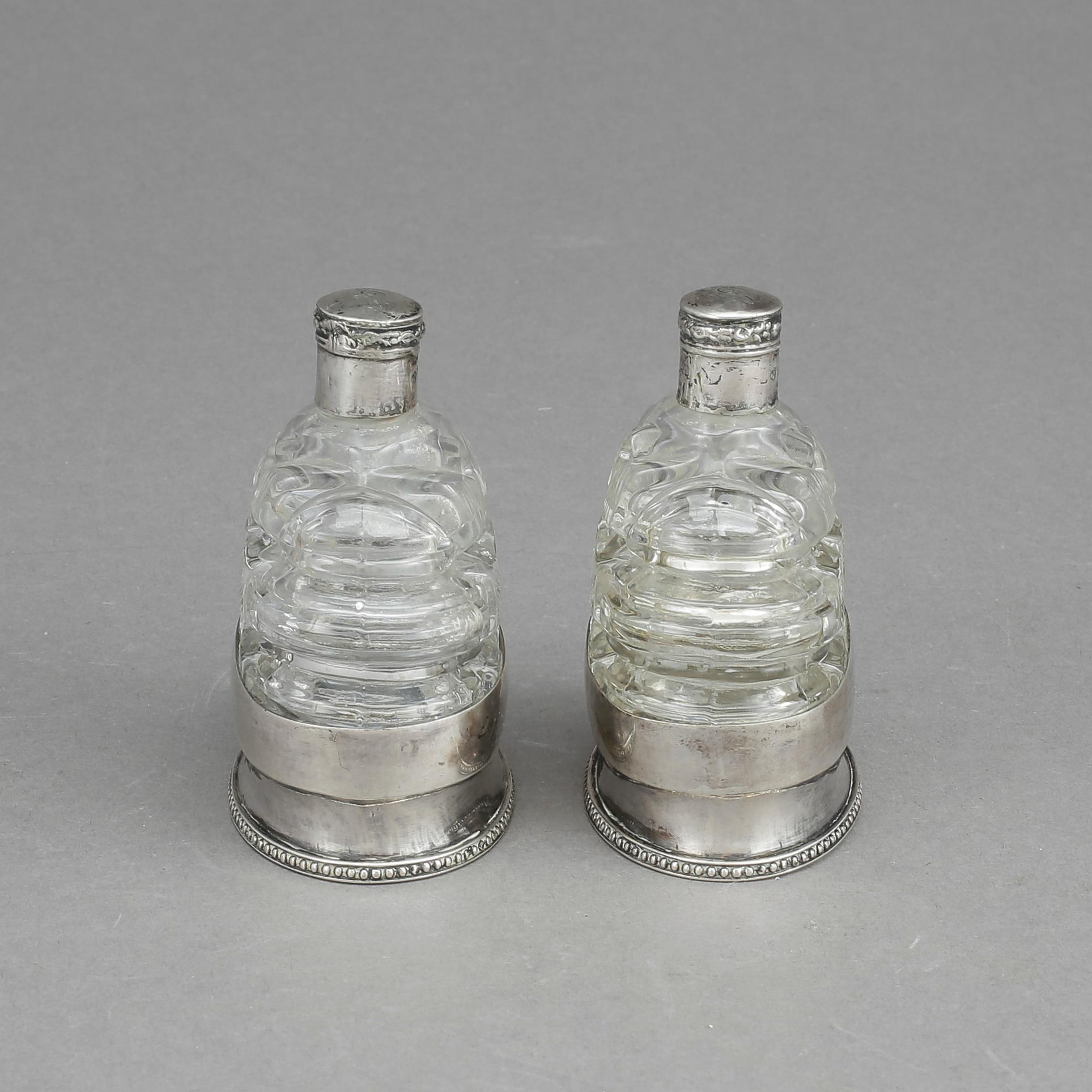 FLAKONGER, silver samt kristall, varierande mästare. 1917.