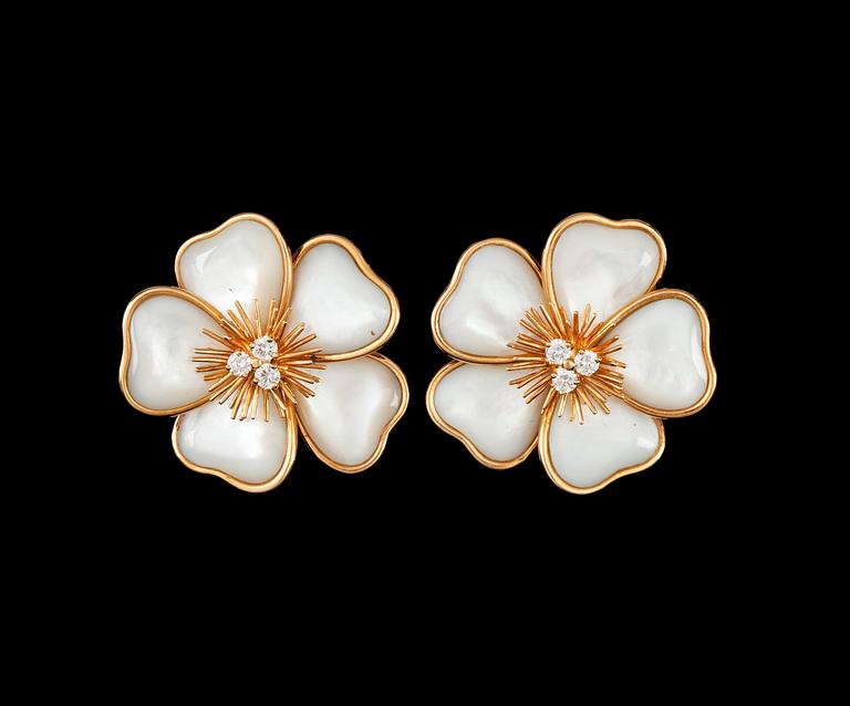 ÖRHÄNGEN, van Cleef & Arpels, pärlemor och briljantslipade diamanter, tot. ca 0.50 ct, i form av blommor.