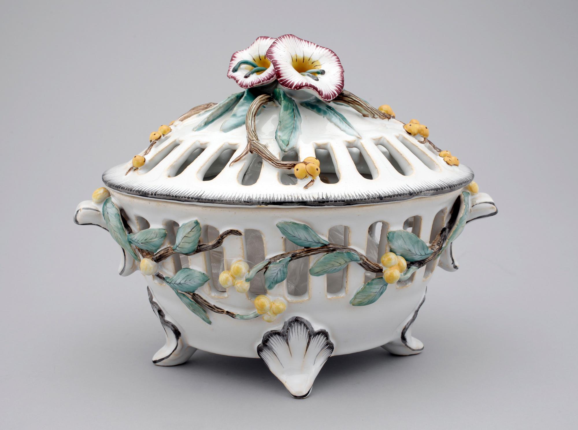 BORDSDEKORATION med LOCK, fajans, Rörstrand 1930-tal.