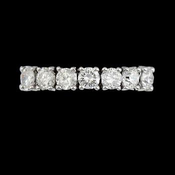 RING, 18K vitguld, 7 briljantslipade diamanter tot ca 1.33 ct.