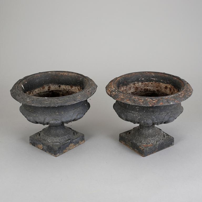 TRÄDGÅRDSURNOR, ett par, gjutjärn, 18/1900-tal.