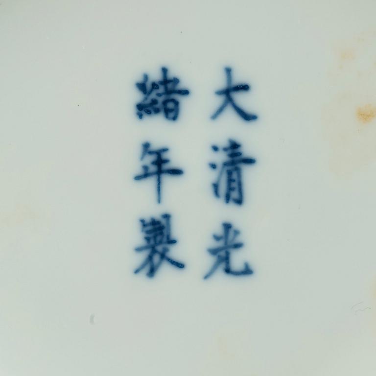 SKÅLFAT, ett par, porslin, Qing dynastin, Guangxu märke och period (1874-1908).