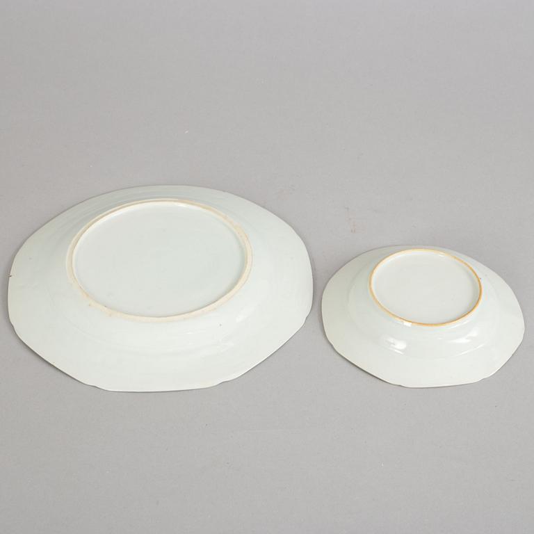 A 32 piece porcelain dinner service, China, Qianlong (1736-95).