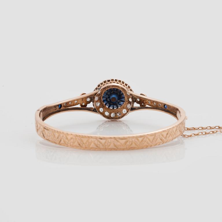 ARMRING med blått glas och rosenslipade diamanter.
