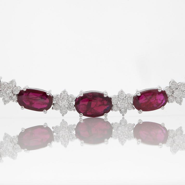 COLLIER med obehandlade rubiner totalt ca 10.65 ct och briljantslipade diamanter totalt ca 7.00 ct.