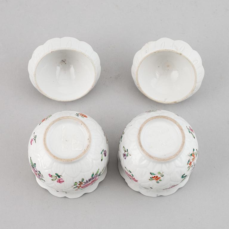 A pair of famille rose custard cups with covers, Qing dynasty, Qianlong (1736-95).