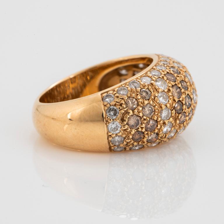 A Cartier "Sauvage" ring in 18K gold set with white and brown round brilliant-cut diamonds.