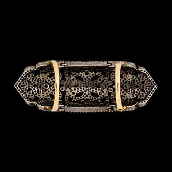 RING, oxiderat silver samt skenor i 14 k guld. åttkantslipade diamanter ca 3,50 ct. Vikt ca 14 g.