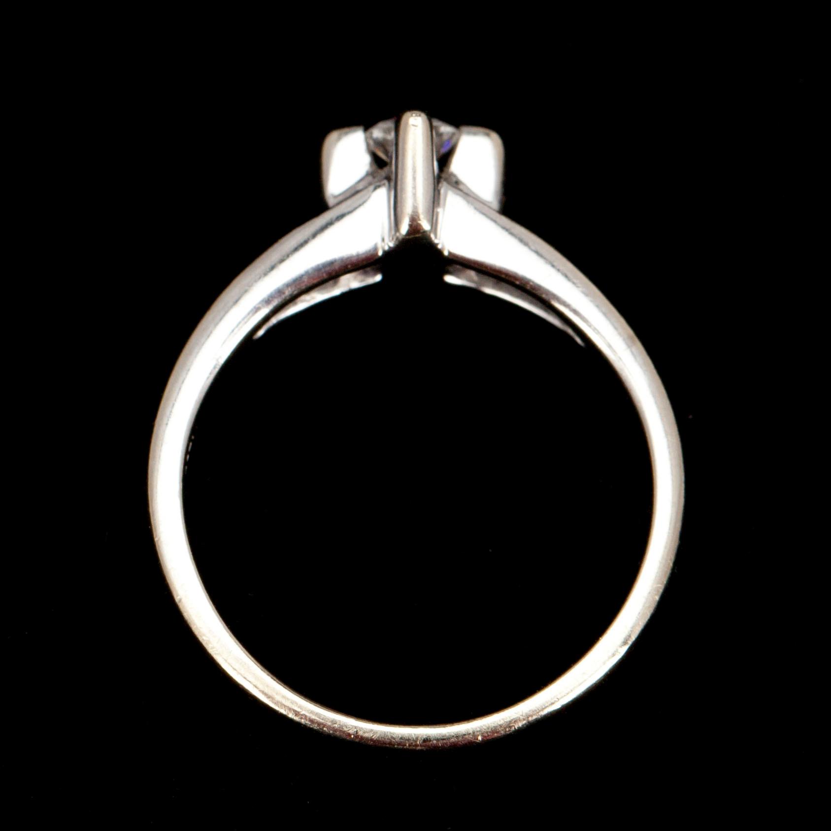 RING, vitguld 14K, briljantslipad diamant 0,18 ct. Vikt 3,2 g.  Intyg.