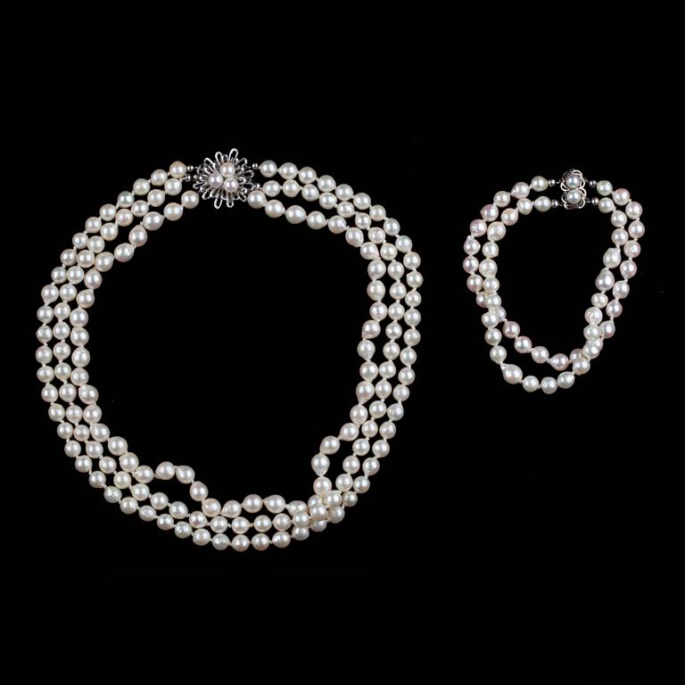 COLLIER OCH ARMBAND, odlade slatvattenspärlor, lås 18k vitguld resp sterling silver, 1900-talets andra hälft.