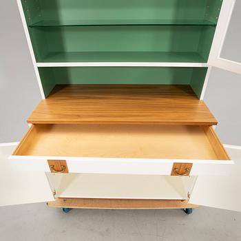 Josef Frank. Bokhylla med vitrin, modell 2255 för Firma Svenskt Tenn.