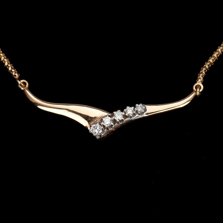 HALSSMYCKE, guld 14K, 5 st briljantslipade diamanter. Vikt 5,9 g.