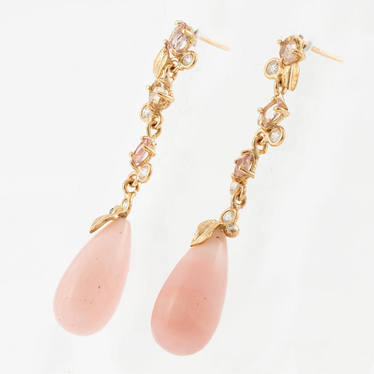 Örhängen, Mandelstam, 18K guld med rosa opaler, rosa turmaliner och briljantslipade diamanter.