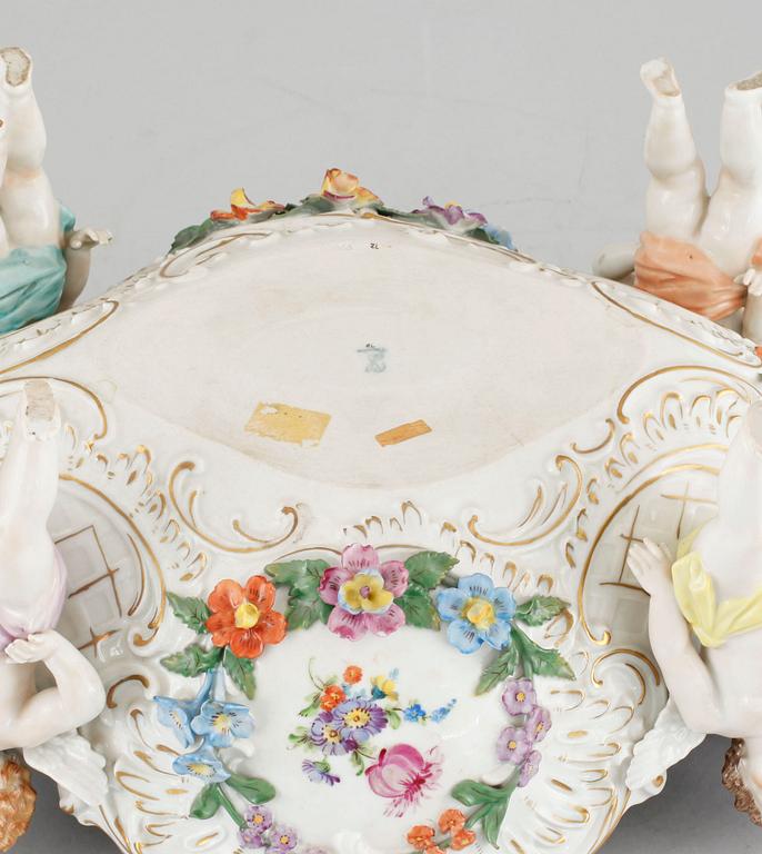 A bowl from Sächsische Porzellan Manufaktur in Dresden, first half of the 20th century.