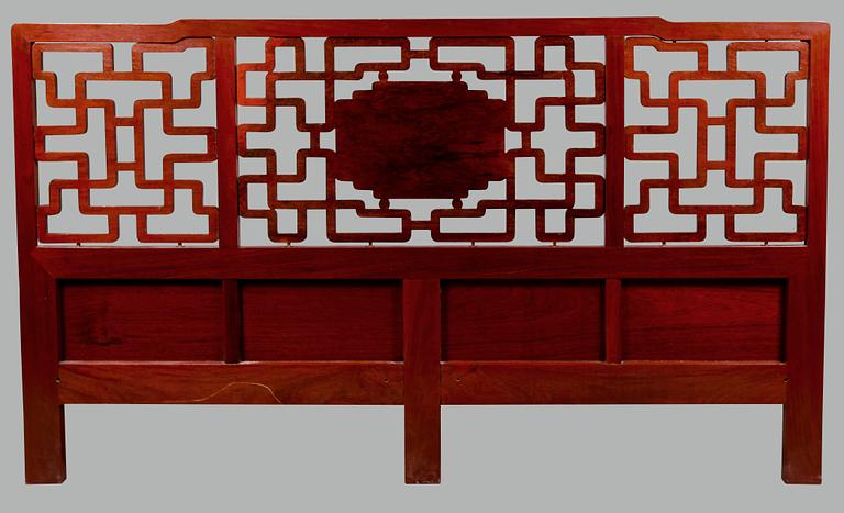 SÄNGGAVEL, rosewood, Kina, 1900-talets andra hälft.