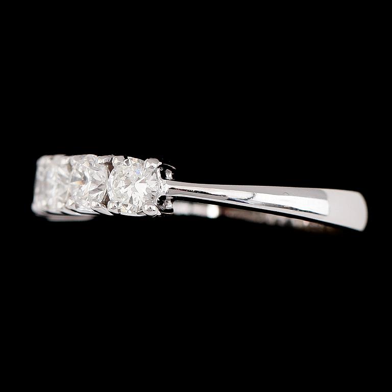 RING, 18K vitguld, briljantslipade diamanter tot ca 1.03 ct. Vikt ca 4 g.