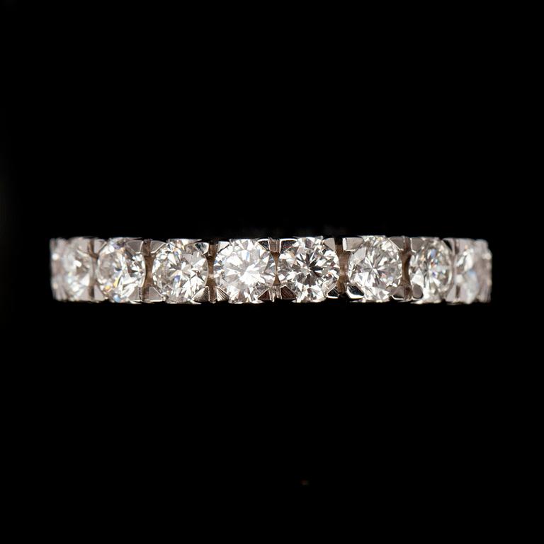 ALLIANSRING, vitguld 18K, briljantslipade diamanter tot. 2,40 ct. Vikt 3,8 g. Intyg.