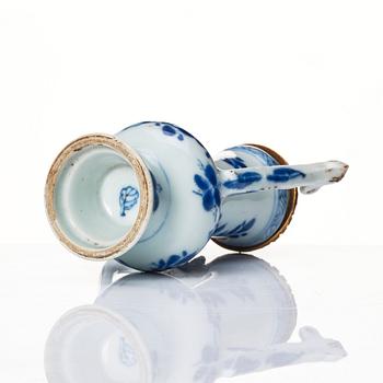 Miniatyrkanna med lock, silvermonterat porslin. Qing dynastin, Kangxi (1662-1722).
