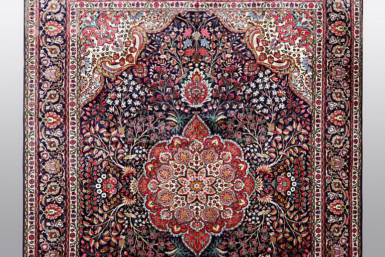 A carpet, Tabriz, ca 400 x 306 cm.