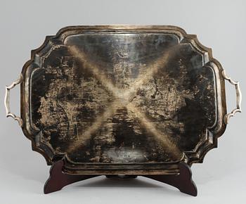 BRICKA, silver, troligen William Lister & Sons, London, 1919. Vikt ca 3500 g.