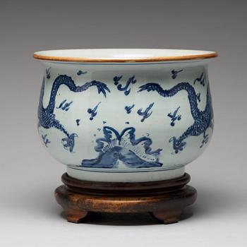 A large blue and white flower pot, Qing dynasty, 18th Century.