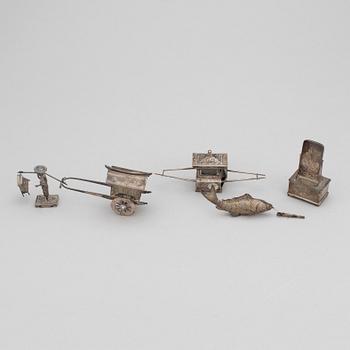 MINIATYRER, fem stycken, silver. Japan, tidigt 1900-tal.