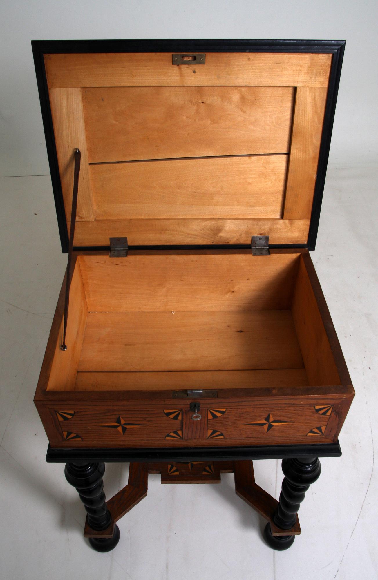 SCHATULL på BENSTÄLLNING, barockstil, 1900-tal.