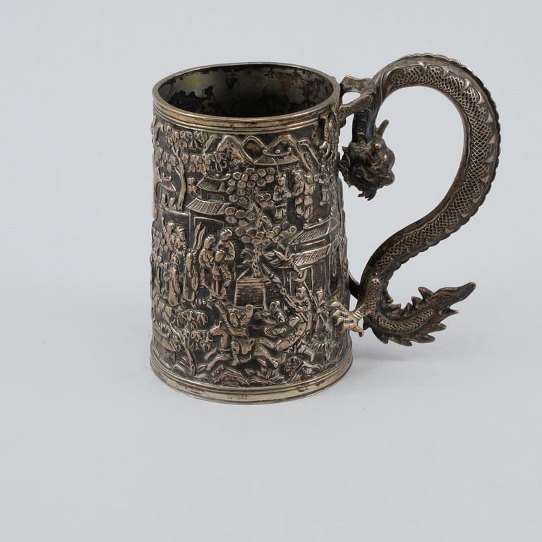 MUGG, silver, troligen Kina, 1800-talets andra hälft, vikt 240 gram.