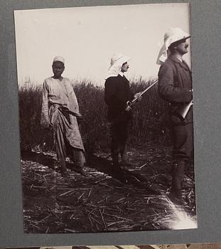 FOTOALBUM,   MEDELHAVSKRYSSNING 1905-06 MED KORVETTEN FREJA.