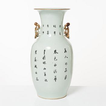 A porcelain vase, China, republic, 20th century.