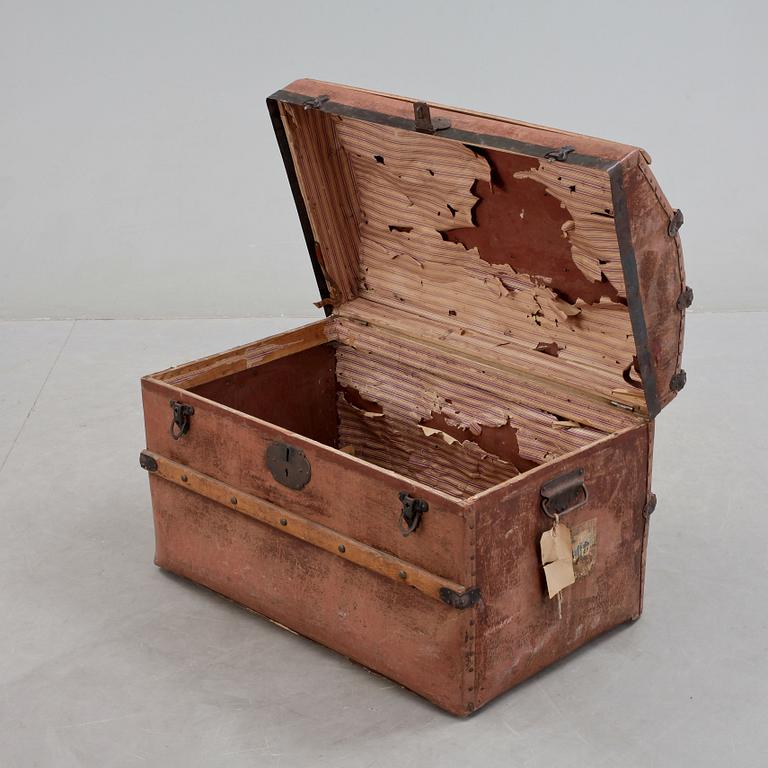 KOFFERT, läder samt trä, 1900-talets första hälft.
