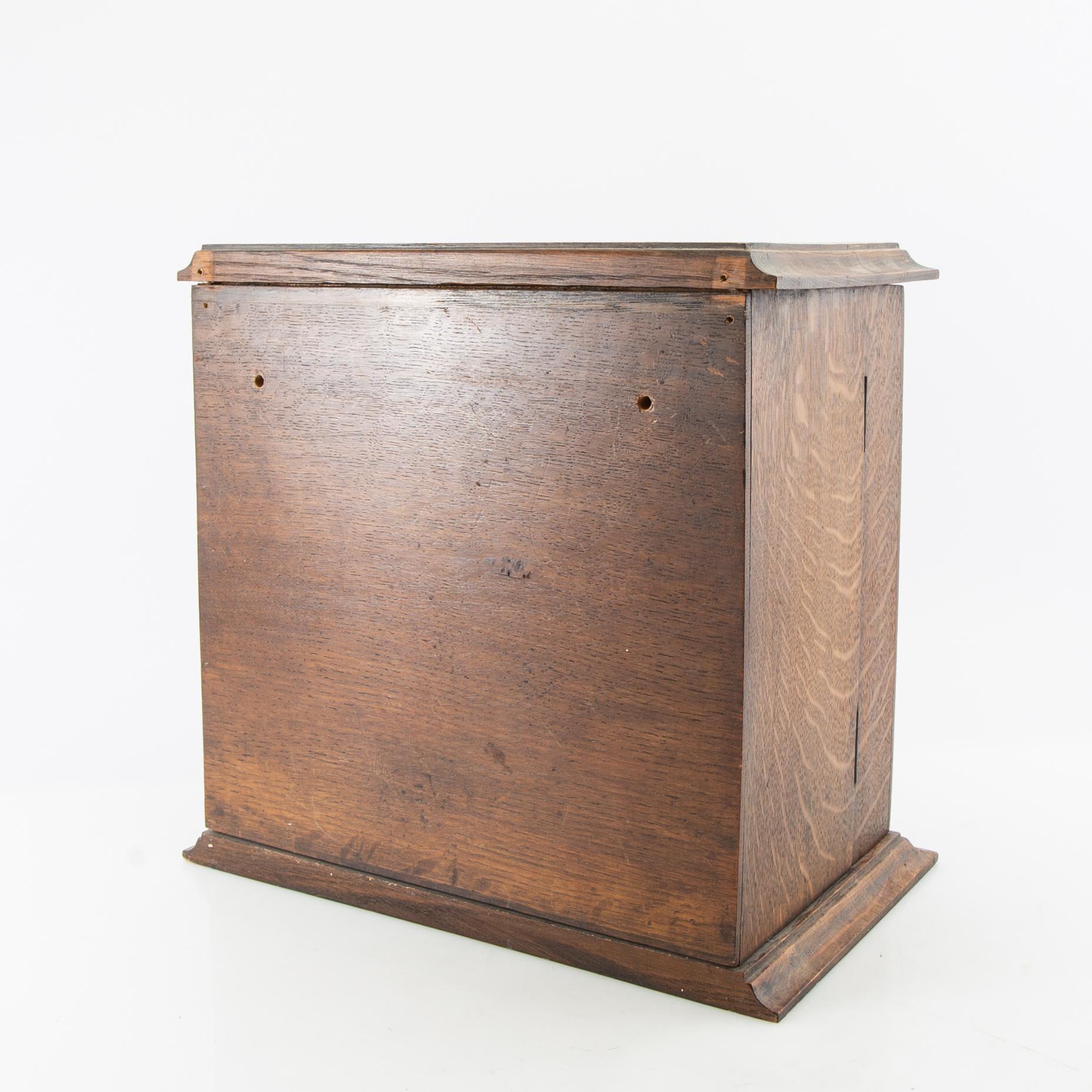 Apoteksskåp John Berry & Sons England omkring 1900.