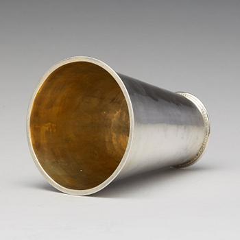 Bägare, silver. Karolinsk. Senare dubbel mästarstäpel för Petter Bergman, Skänninge 1745.