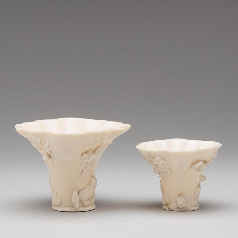 VINOFFERBÄGARE, två stycken, blanc de chine. Qingdynastin, Kangxi (1662-1722).