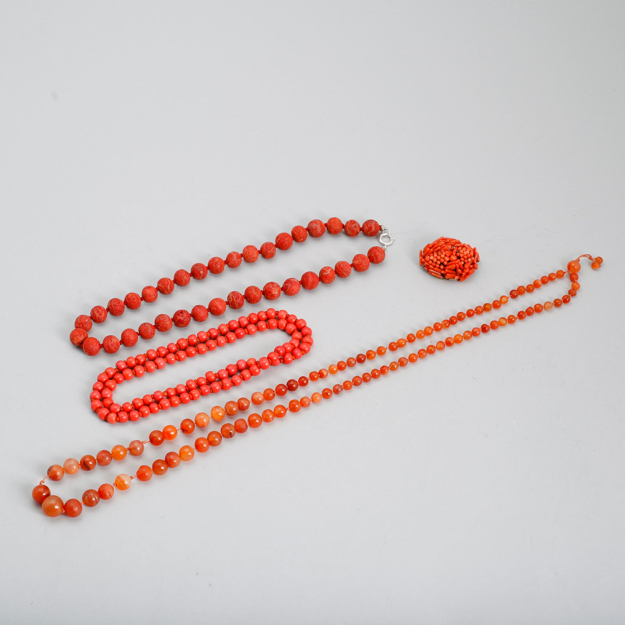 COLLIER OCH BROSCH, 4 st, korall och sten, 1900-talets andra hälft.