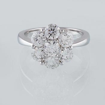 RING, 18K vitguld med 7 briljantslipade diamanter 2.17 ct. Vikt 5,5 gram.