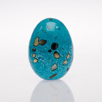 A glass egg signed and numbered Oiva Toikka Nuutajärvi 42/50.