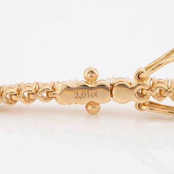 A tennis bracelet in 14K gold with round brilliant-cut diamonds.