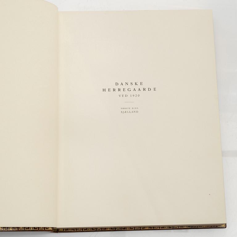 Bokverk, "Svenska Slott och Herresäten", 12 volymer (9+3) samt "Danske Herregaarde ved 1920", 3 volymer.