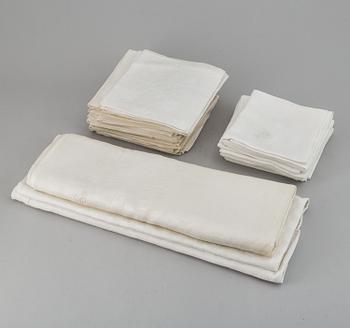 1+1 linen table cloths, 22+9 linen napkins.