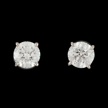 1075. A pair of brilliant-cut diamond earstuds. 1.00 ct and 1.01 cts.