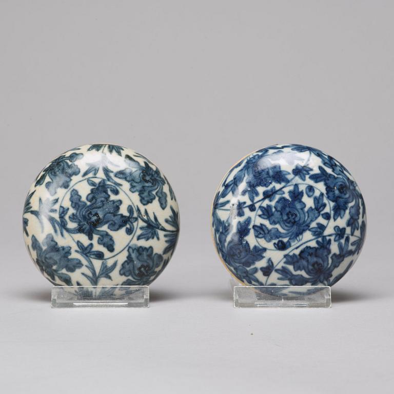 Two blue and white boxes with covers and a dish, Qing dynasty, Kangxi (1662-1722).