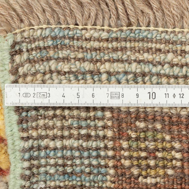 A carpet, Soltenabad/Ushak design, ca 418 x 320 cm.