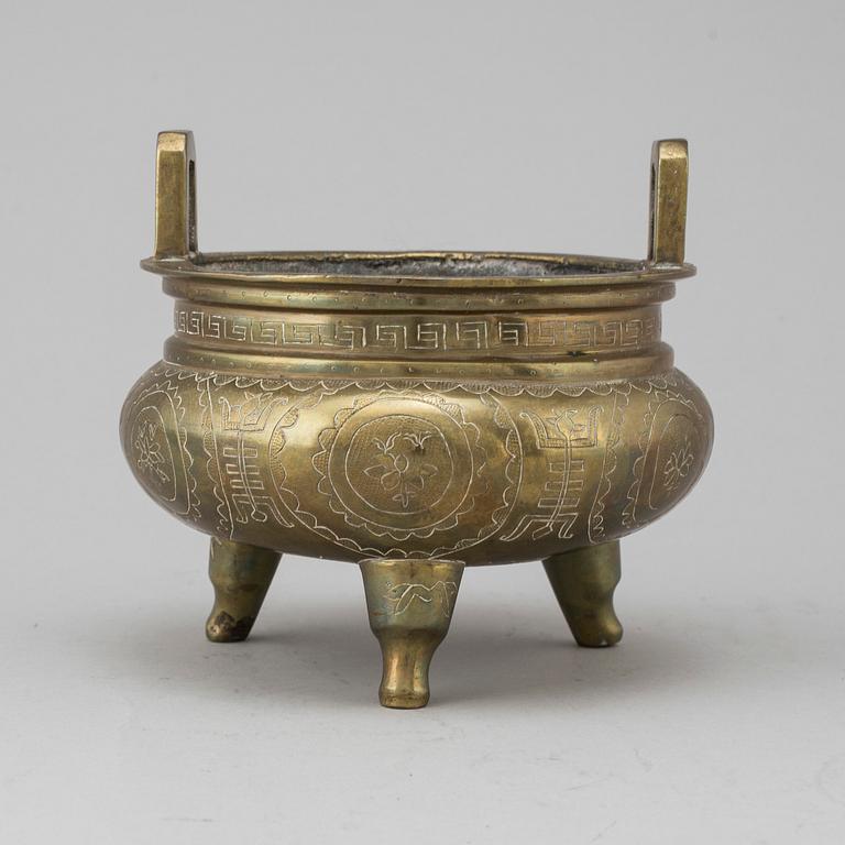 A CHINESE BRONZE CHARCOAL BURNER, 20TH CENTURY.