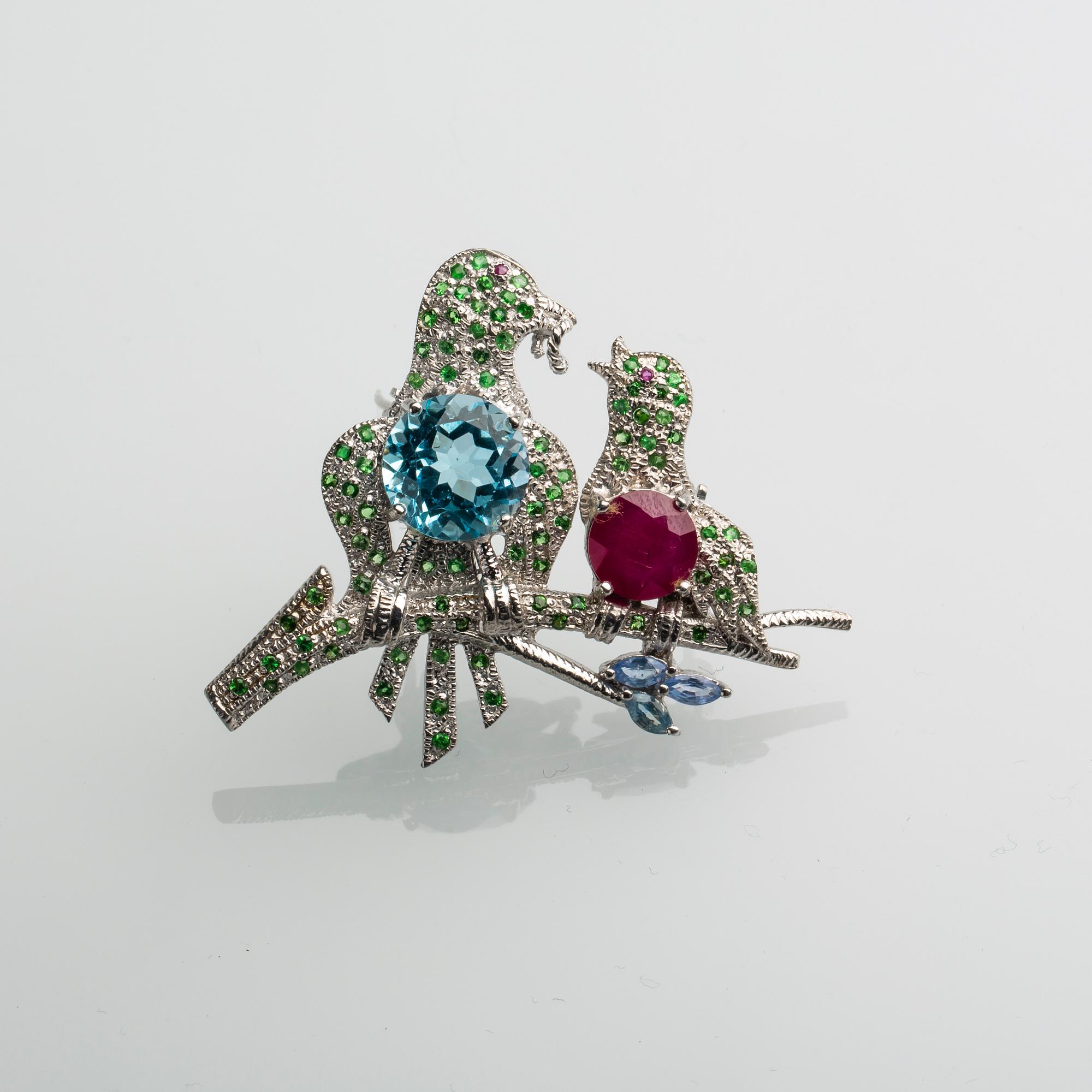 BROSCH, rhodinerat sterlingsilver med topas, rubin, tanzaniter samt tsavoriter. Vikt ca 16 g.