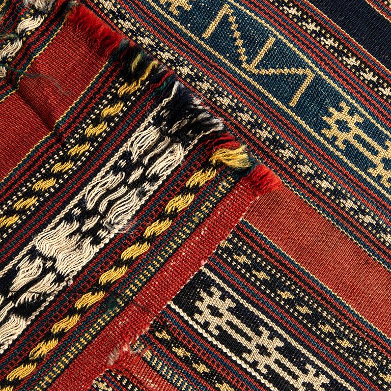 Vävnad Kurdistan Jajim antik (för barn) fyra sammansydda våder ca 125x114 cm.