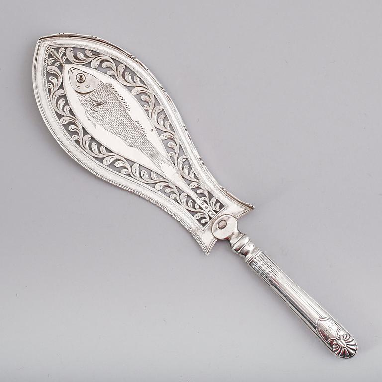 FISKSPADE, silver, Gustaf Möllenborg, Stockholm 1831. Vikt ca 143 gram.