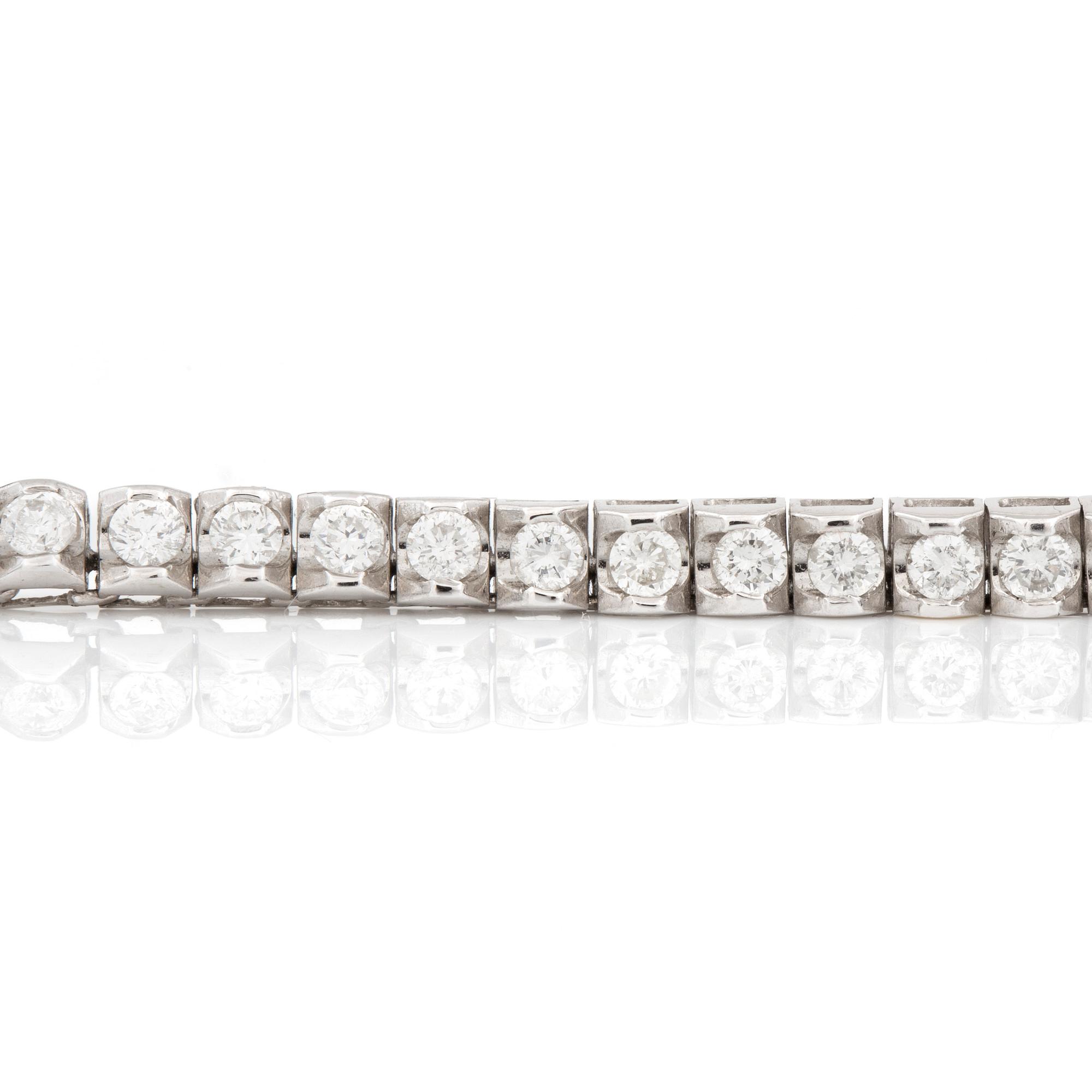COLLIER med briljantslipade diamanter.