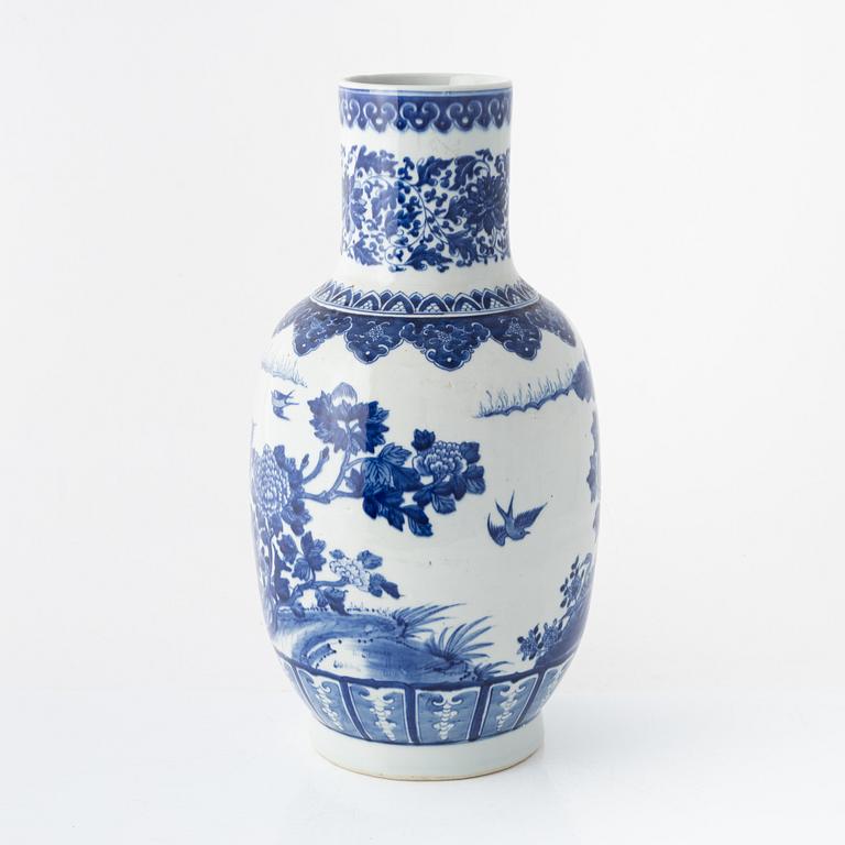 A blue and white vase, China, early 20th Century.